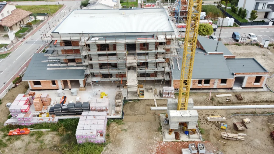 Copertura finita, si lavora alle facciate